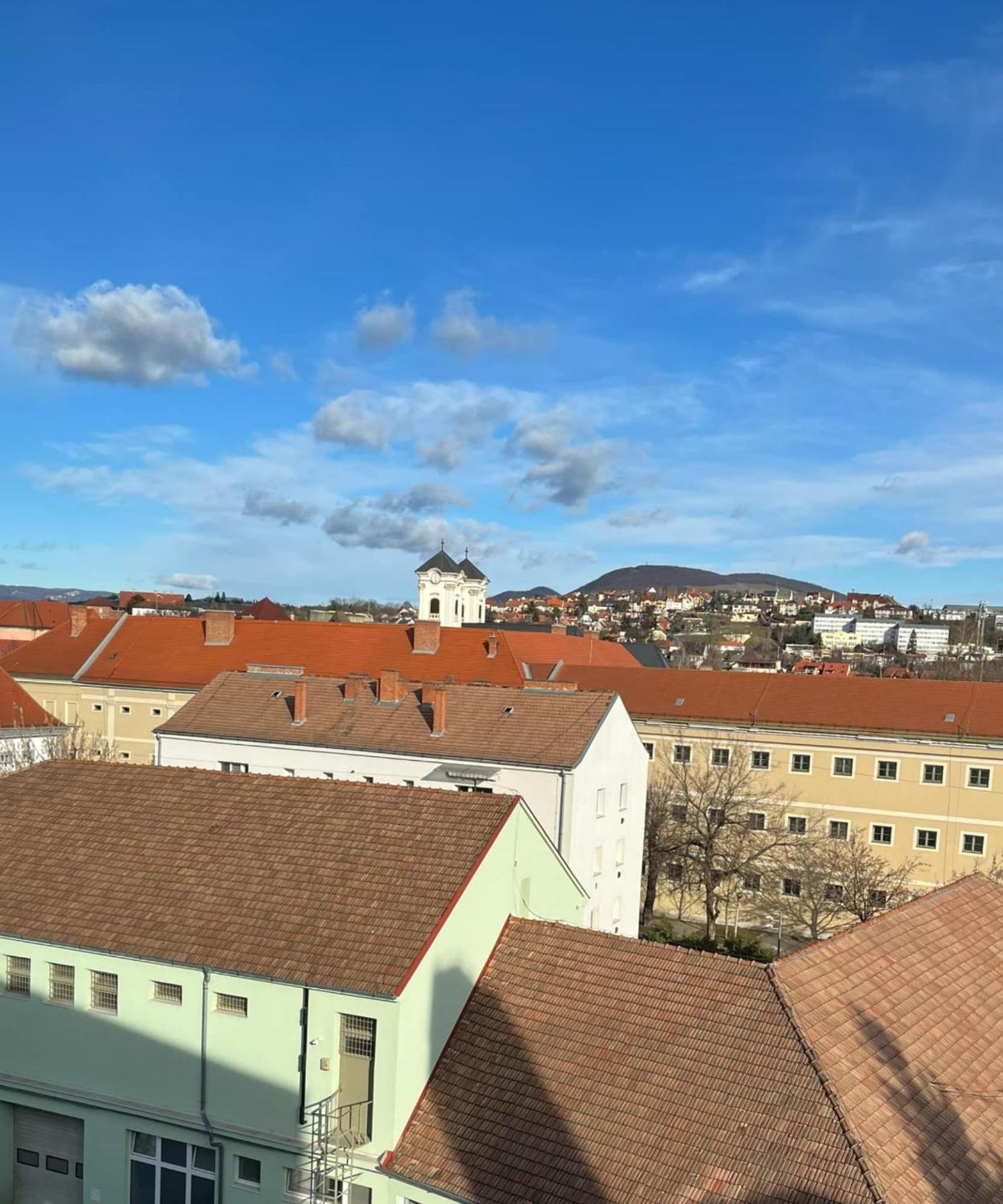 Hellowine Apartman Eger Buitenkant foto